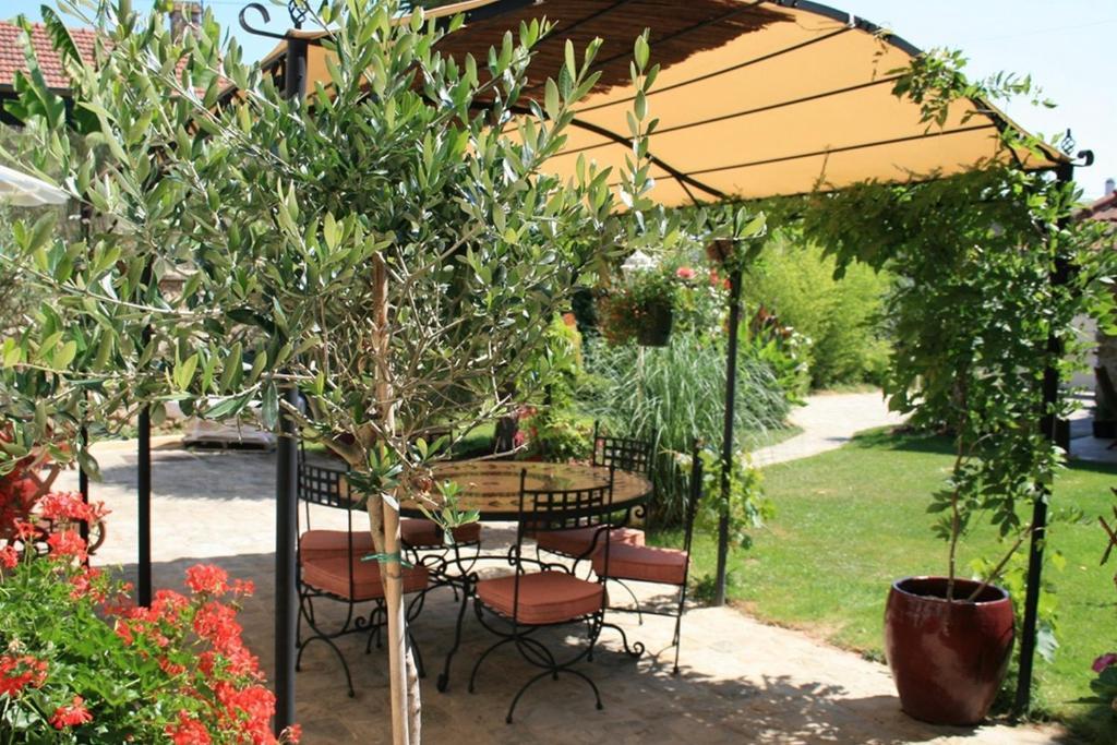 Chambres D'Hotes Le Petit Nailly Magny-les-Hameaux Esterno foto